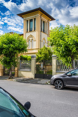 Antica Villa Signorile Viareggina, ingresso cancello, giallo