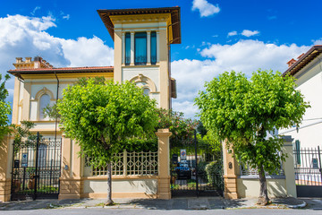 Antica Villa Signorile Viareggina, ingresso cancello, giallo