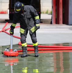 Obraz premium Firefighter positions a powerful fire hydrant in the fire statio
