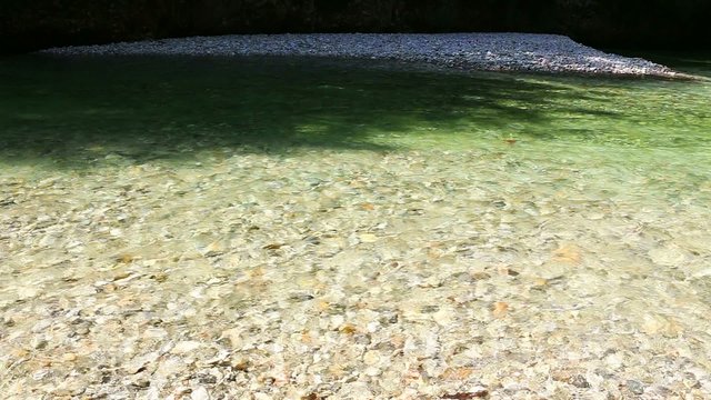 Gebirgsfluss mit sauberem Wasser