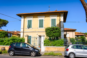 Fototapeta na wymiar Antica Villa Signorile, ingresso cancello siepe, giallo