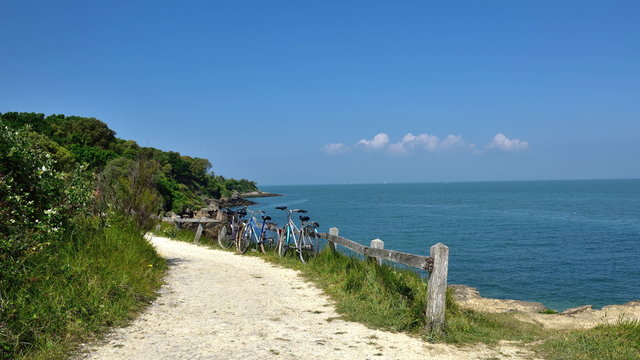 Chemin de randonn&eacute;e sur l&rsquo;ile d&rsquo;AIX