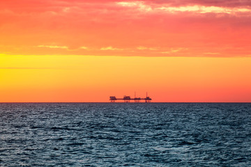 Obraz premium Oil platform in sunrise time