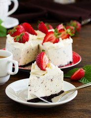 Creamy cheesecake with chocolate Oreo biscuits and strawberries.
