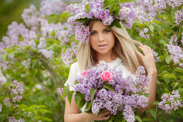 Fototapeta premium Spring portrait of a beautiful girl with lilac.