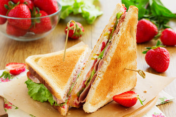 Dietary turkey sandwich and strawberry.