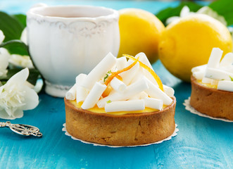 Tartlets with lemon cream and meringue. Lemon pie.