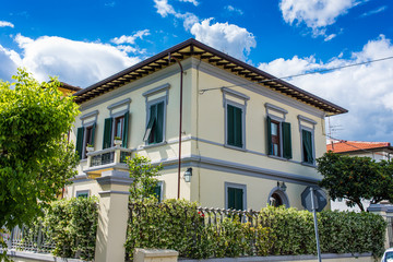Fototapeta na wymiar Antica Villa Signorile, ingresso cancello siepe, giallo