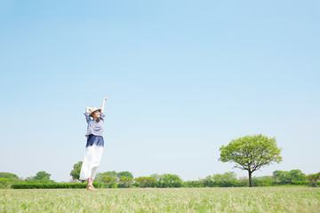 広場を散歩する女性