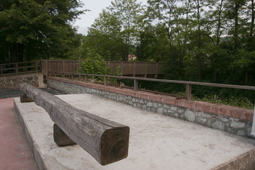 Fototapeta na wymiar panchina di legno presso il parco giochi a Giusvalla (Savona) 