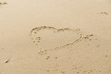 Gezeichnetes Herz am Strand