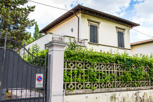 Antica Villa Signorile bianca, ingresso cancello siepe