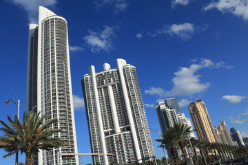 Fototapeta na wymiar Neue Skyline in Sunny Isles bei Miami
