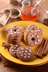 biscotti al cioccolato e miele fatti in casa con formine intorno