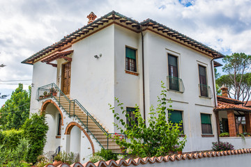 Moderna Villa Signorile bianca con siepe, alberi.