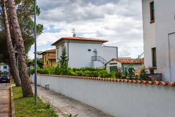 Fototapeta na wymiar Moderna Villa Signorile bianca con siepe, alberi.