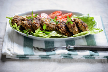 Vegane Frikadellen auf Salat