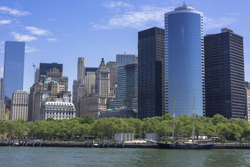 Fototapeta premium フェリーよりマンハッタン近代ビル群