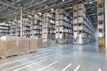 Foto op Plexiglas Industrieel gebouw Enorm distributiemagazijn met hoge planken