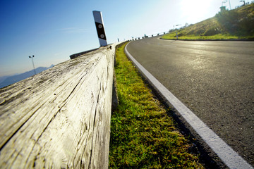 Dynamische Straße in den Alpen