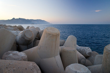 Wellenbrecher aus Beton in Italien am Meer