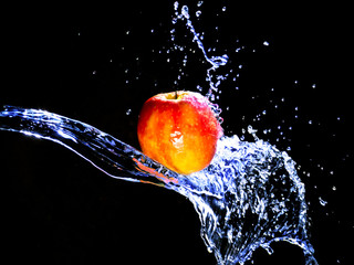 Spritziger Apfel mit Wassertropfen