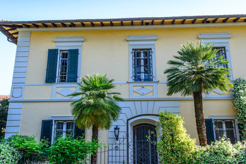 Fototapeta na wymiar Antica Villa Signorile gialla, ingresso cancello siepe
