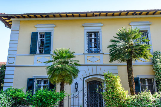 Antica Villa Signorile gialla, ingresso cancello siepe