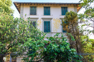 Antica Villa Signorile gialla con facciata rovinata