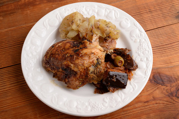 Chicken leg with potatoes and caponata