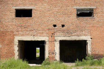 Fototapeta na wymiar заброшенное здание с недостроенной крышой