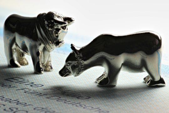 Börsensymbole Bulle und Bär auf deutscher Aktie