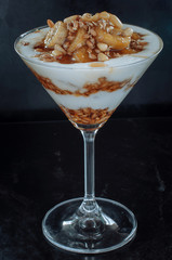 Caramelized bananas with yogurt, germ, honey