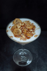 Caramelized bananas with yogurt, germ, honey
