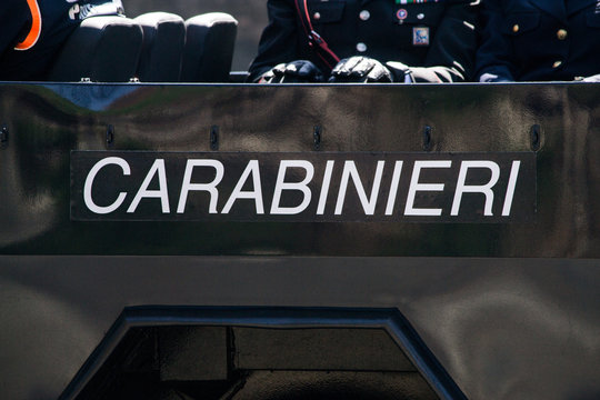 Scritta Carabinieri su un veicolo da trasporto