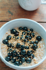 Oatmeal with black currants and flax