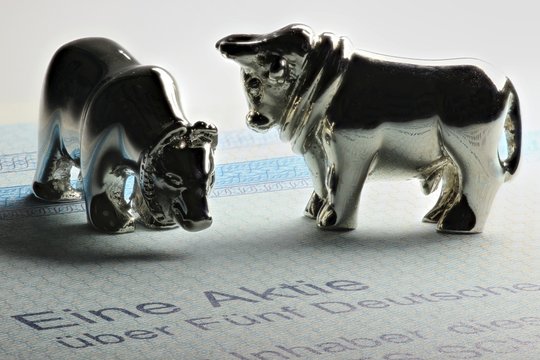 Börsensymbole Bulle und Bär auf deutscher Aktie