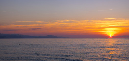 Plakaty  Czerwony zachód słońca na wybrzeżu Gipuzkoa i Bizkaia, Morze Kantabryjskie