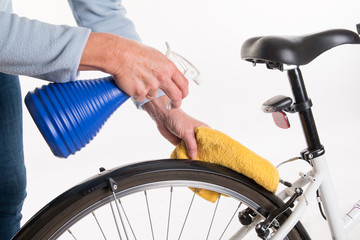 Obraz premium Hands with a cloth and water cleaning bicycle fender