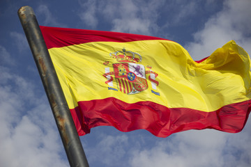 Bandera Española ondeando en mástil.