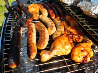 Bratw&uuml;rste und Steaks zum Grillfest