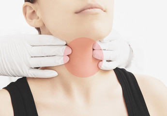 Donna con dolore alla gola visitata da medico
