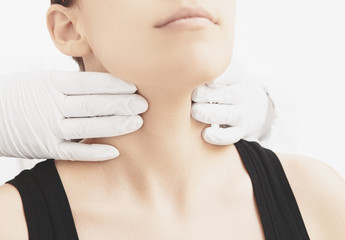 Donna visitata alla gola e collo da medico
