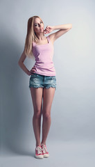 Naklejka premium Expressive young model in casual style on gray background