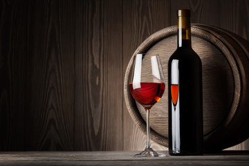 Obrazy na Plexi  Czerwone wino w kieliszku z butelką