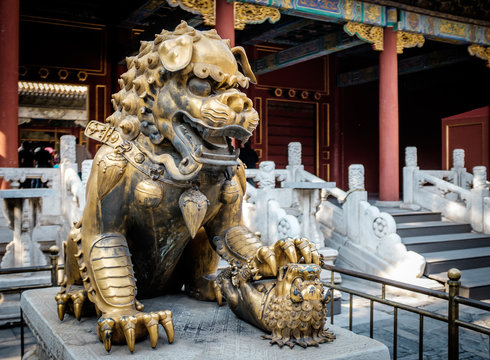Bronzeskulptur eines wachenden Löwen in der Verbotenen Stadt in Peking (China)