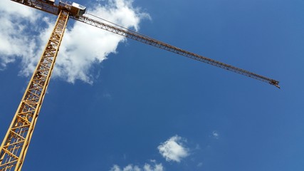 Kran unter blauem Himmel