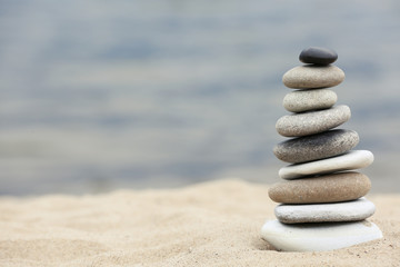 Spa d& 39 équilibre de pierres de zen sur la plage