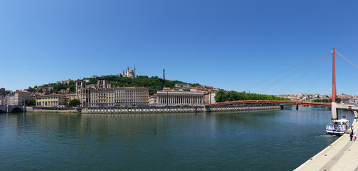 Fototapeta premium Les quais de Saone de Lyon en panoramique