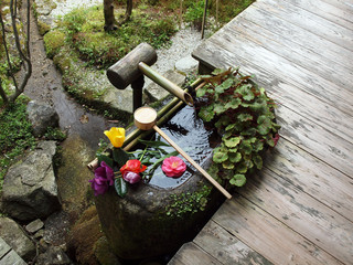 花の浮かぶ手水鉢